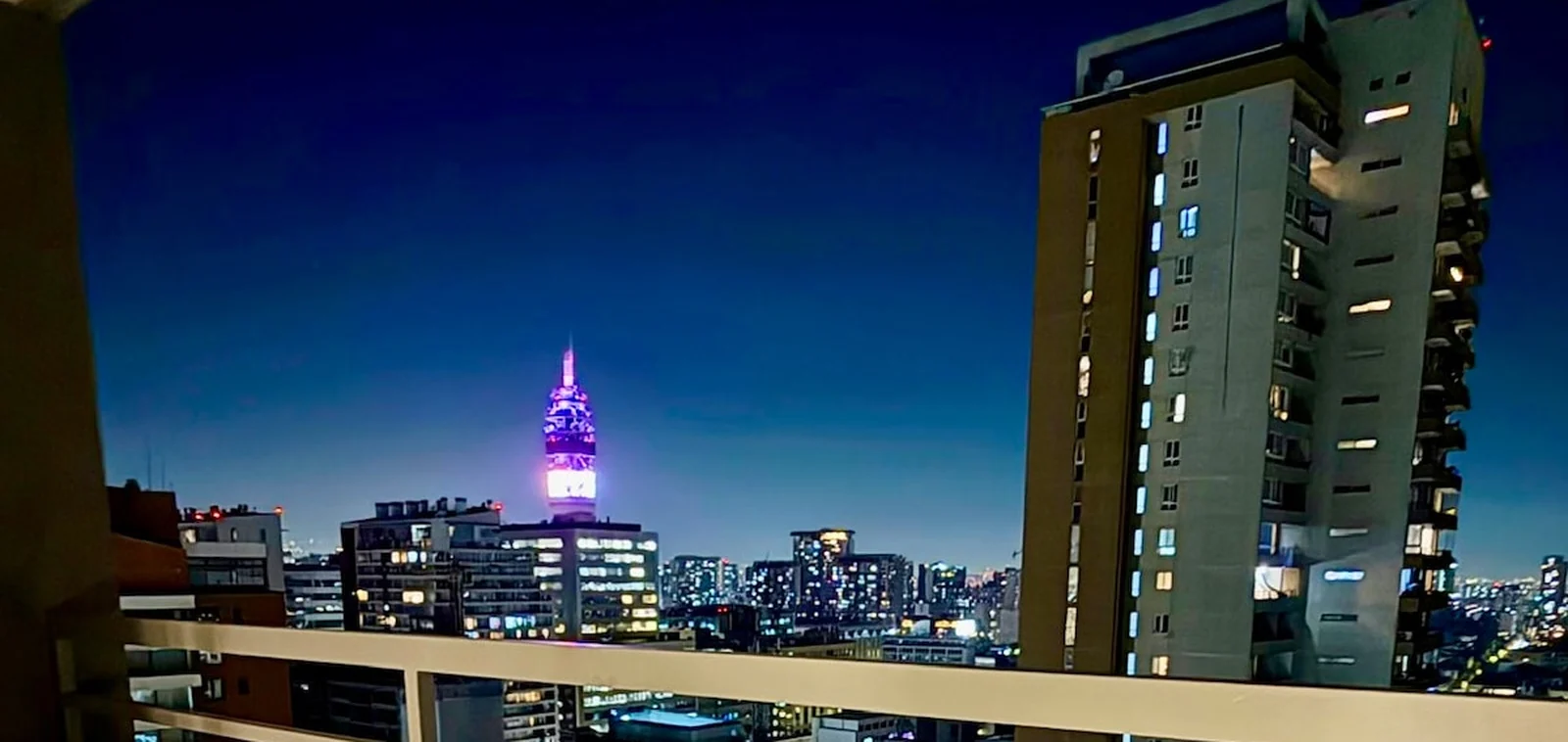 Vista panorámica a la ciudad de Santiago desde el piso 23